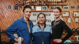 Keyvisual - Neue Wege f&uuml;r das in die Jahre gekommene Fitnessstudio von Familie Hopp: Daniela (Lucie Heinze, li.), Christa (Steffi K&uuml;hnert, Mitte) und Serafina (Frida-Lovisa Hamann, re.)