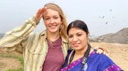 Nina (links) und Artenschützerin Purnima sehen sich auf einer Mülldeponie um. Hier suchen viele der bedrohten Argala-Marabus nach Nahrung. Nina (links) und Artenschützerin Purnima sehen sich auf einer Mülldeponie um. Hier suchen viele der bedrohten Argala-Marabus nach Nahrung.