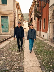 Stanley Tucci (links) spaziert mit der Food-Autorin Valeria Necchio. Sie setzt sich leidenschaftlich f&uuml;r die kulinarische Geschichte der Region ein.