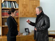 Moritz Eisner (Harald Krassnitzer) findet bei Frau Pechtl (Adele Neuhauser) die Tatwaffe.