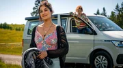 Besondere Verbindung: Mila (Nadja Sabersky, re.) und Beatrice (Sogol Faghani, li.) sind glücklich, dass sie sich getroffen haben. Besondere Verbindung: Mila (Nadja Sabersky, re.) und Beatrice (Sogol Faghani, li.) sind glücklich, dass sie sich getroffen haben.