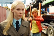 (v.li.): Susanne Wuest (Elena Jurtschitsch), Lilian Klebow (Penny Lanz).
