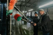 Von links: Simon Schwarz und Sebastian Bezzel waschen einen LKW. Von links: Simon Schwarz und Sebastian Bezzel waschen einen LKW.
