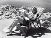 Marlene Dietrich 1939 am Felsenstrand am Cap d’Antibes. Marlene Dietrich 1939 am Felsenstrand am Cap d’Antibes.