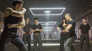 Four (Theo James) begleitet die Neuank&ouml;mmlinge bei den Vorbereitungen auf ihre Abschlusspr&uuml;fung. Beim Training tut sich Tris schwer, weil sie nicht als "Unbestimmte" auffliegen darf. Von links: Will (Ben Lloyd-Hughes), Edward (Ben Lamb), Peter (Miles Teller), Molly (Amy Newbold), Four (Theo James) und  Al (Christian Madsen)