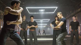 Four (Theo James) begleitet die Neuank&ouml;mmlinge bei den Vorbereitungen auf ihre Abschlusspr&uuml;fung. Beim Training tut sich Tris schwer, weil sie nicht als "Unbestimmte" auffliegen darf. Von links: Will (Ben Lloyd-Hughes), Edward (Ben Lamb), Peter (Miles Teller), Molly (Amy Newbold), Four (Theo James) und  Al (Christian Madsen)