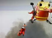 Dr. L&uuml;dwitz (Rainer Grenkowitz) l&auml;sst Peter Berger (Serge Falck) zu einem brennenden Segelboot hinab, um die Segler zu retten. F&uuml;r Berger ist die gef&auml;hrliche Bergung der erste Einsatz...