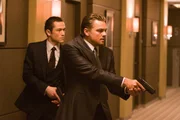 Eigentlich haben sich Arthur (Joseph Gordon-Levitt, l.) und Cobb (Leonardo DiCaprio, r.) auf das Klauen von wichtigen Informationen aus dem Unterbewusstsein einflussreicher Gesch&auml;ftsleute spezialisiert, doch als ein Auftrag schief geht, ver&auml;ndert ein Angebot alles ...