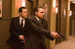 Eigentlich haben sich Arthur (Joseph Gordon-Levitt, l.) und Cobb (Leonardo DiCaprio, r.) auf das Klauen von wichtigen Informationen aus dem Unterbewusstsein einflussreicher Gesch&auml;ftsleute spezialisiert, doch als ein Auftrag schief geht, ver&auml;ndert ein Angebot alles ...