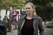 In ihrem zweiten Fall steht ein vermisstes Kind im Zentrum der Ermittlungen: LKA-Kommissarin Helen Dorn (Anna Loos). Im Hintergrund: Werner Altmann (Johann Adam Oest, l.), Gisela Altmann (Margit Bendokat, M.).