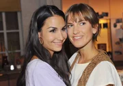Ayla (Sila Sahin, li.) steht offen zu ihrer Vernunftsbeziehung und versichert Pia (Isabell Horn), dass Kaan der Richtige f&uuml;r sie ist.