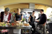 v.li.: Branko Samarovski (Blasius Schmalzl), Coco Huemer (Ines Nowak), Christine Ostermayer (Hermine Schnell), Wolfgang Hübsch (Gottfried Schnell), Wanda Worch (Kerstin), Achim Schelhas (Paul Stickler). v.li.: Branko Samarovski (Blasius Schmalzl), Coco Huemer (Ines Nowak), Christine Ostermayer (Hermine Schnell), Wolfgang Hübsch (Gottfried Schnell), Wanda Worch (Kerstin), Achim Schelhas (Paul Stickler).