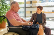 Theresa R&ouml;mhild (Sina Rei&szlig;) h&auml;lt seit Jahren drei Generationen ihrer Familie und in deren Firma zusammen. Eine Mammutaufgabe, denn eine Hiobsbotschaft jagt die n&auml;chste. Nun erf&auml;hrt sie von ihrem Vater Thorsten (Frank R&ouml;th), dass ihre Mutter eine Aff&auml;re hat.