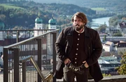 Berti Ottensammer (Daniel Christensen) betritt rauchend den Biergarten. Berti Ottensammer (Daniel Christensen) betritt rauchend den Biergarten.