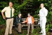 Dr. Anja Licht (Karin Thaler, r.) macht Hubert (Christian Tramitz, l.) und Staller (Helmfried von Lüttichau, 2.v.l.) darauf aufmerksam, dass die Tote (Irene Richter, 2.v.r.), die sie auf der Parkbank entdeckt haben, blind war. Der Schwerbehindertenausweis lässt daran keinen Zweifel. Dr. Anja Licht (Karin Thaler, r.) macht Hubert (Christian Tramitz, l.) und Staller (Helmfried von Lüttichau, 2.v.l.) darauf aufmerksam, dass die Tote (Irene Richter, 2.v.r.), die sie auf der Parkbank entdeckt haben, blind war. Der Schwerbehindertenausweis lässt daran keinen Zweifel.