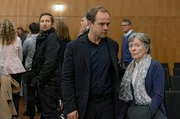 Kommissar Lasse (Lasse Myhr, li.), Hartwig Seeler (Matthias Koeberlin, Mitte) und Taschas Oma (Monika Lennartz) ahnen nicht, was auf sie zukommt. Kommissar Lasse (Lasse Myhr, li.), Hartwig Seeler (Matthias Koeberlin, Mitte) und Taschas Oma (Monika Lennartz) ahnen nicht, was auf sie zukommt.