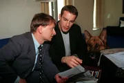 "Kommissar Rex", "Der Neue." Nach dem Tod Mosers ist die Stimmung im Büro gedrückt. Am meisten leidet Rex unter dem Verlust, er will weder fressen noch schlafen. In der Donau wird die verstümmelte Leiche eines Mannes gefunden. In letzter Minute sichert der neue Kommissar Alexander Brandtner unter Einsatz seines Lebens das einzige Beweismittel. Mit viel Verständnis und Geduld gewinnt Alex schließlich das Vertrauen von Rex und gemeinsam nehmen sie die Verfolgung der Mörder auf. Im Bild (v.li.): Heinz Weixelbraun (Christian Böck), Gedeon Burkhard (Alexander Brandtner). "Kommissar Rex", "Der Neue." Nach dem Tod Mosers ist die Stimmung im Büro gedrückt. Am meisten leidet Rex unter dem Verlust, er will weder fressen noch schlafen. In der Donau wird die verstümmelte Leiche eines Mannes gefunden. In letzter Minute sichert der neue Kommissar Alexander Brandtner unter Einsatz seines Lebens das einzige Beweismittel. Mit viel Verständnis und Geduld gewinnt Alex schließlich das Vertrauen von Rex und gemeinsam nehmen sie die Verfolgung der Mörder auf. Im Bild (v.li.): Heinz Weixelbraun (Christian Böck), Gedeon Burkhard (Alexander Brandtner).