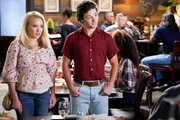 Mandy (Emily Osment, l.); Georgie Cooper (Montana Jordan, r.)