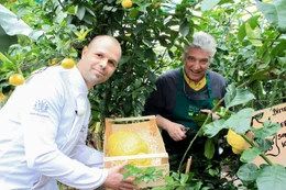 L-R: J&uuml;rgen Perlinger und Michael Ceron mit einer Zedratzzitrone