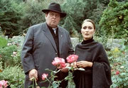 Baronin Lydia (Elenore Weisgerber) zeigt Pfarrer Braun (Ottfried Fischer) ihre Lieblingsrosen.