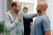 Der chronisch überspannte Regisseur (Moritz Führmann, links) erklärt Dar Salim (rechts) in "How to Tatort", was ansteht. (in der Mitte als Übersetzer Ryan Wichert) Der chronisch überspannte Regisseur (Moritz Führmann, links) erklärt Dar Salim (rechts) in "How to Tatort", was ansteht. (in der Mitte als Übersetzer Ryan Wichert)