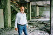 Nuklearingenieur Nikolai Steinberg im Eingangsbereich seines ehemaligen Hauses in Prypjat.