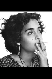 Die junge Arundhati Roy: Sie wird zur bekanntesten Autorin Indiens und zur kompromisslosen Stimme f&uuml;r Gerechtigkeit und Menschenrechte.