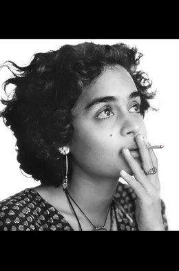 Die junge Arundhati Roy: Sie wird zur bekanntesten Autorin Indiens und zur kompromisslosen Stimme f&uuml;r Gerechtigkeit und Menschenrechte.