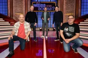 Moderator Kai Pflaume und seine Rateteam-Kapit&auml;ne Bernhard Ho&euml;cker und Elton begr&uuml;&szlig;en den ehemaligen Skispringer Dieter Thoma und den ehemaligen Skispringer Martin Schmitt.