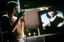 Zwischen Jane Burnham (Thora Birch) und dem Au&szlig;enseiter Ricky Fitts (Wes Bentley) entwickelt sich eine Beziehung.