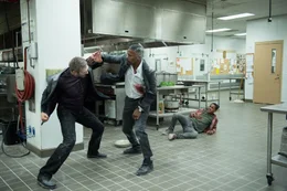 Vincent Downs (Jamie Foxx, M.) liefert sich eine Schl&auml;gerei mit McFerrin (Tim Connolly, l.) in der Hotelk&uuml;che, um Thomas (Octavius J. Johnson) zu retten.