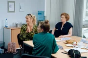 Hoher Besuch in "How to Tatort": Anna Schudt (Martina Bönisch im WDR-Tatort aus Dortmund) besucht Jasna Fritzi Bauer (von hinten) und Luise Wolfram. Hoher Besuch in "How to Tatort": Anna Schudt (Martina Bönisch im WDR-Tatort aus Dortmund) besucht Jasna Fritzi Bauer (von hinten) und Luise Wolfram.