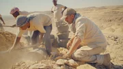 Gebel El Silsila, Ägypten - Der Archäologe John Ward und sein Team suchen nach einem versteckten Grabeingang. Gebel El Silsila, Ägypten - Der Archäologe John Ward und sein Team suchen nach einem versteckten Grabeingang.