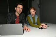 Toni (Olivia Marei) und Holger Schmitt (Timo Hastenpflug) sind mit ihren Ermittlungen nicht sonderlich zufrieden. Toni (Olivia Marei) und Holger Schmitt (Timo Hastenpflug) sind mit ihren Ermittlungen nicht sonderlich zufrieden.