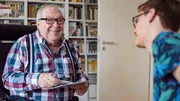 Schauspieler Jaecki Schwarz mit Wolfgang Winklers Enkel Conrad Winkler.