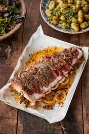 Ofenlachs, gef&uuml;llt und serviert mit zarten Fr&uuml;hkartoffeln.