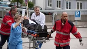 Borowski (Axel Milberg) wird ins Krankenhaus gebracht. Borowski (Axel Milberg) wird ins Krankenhaus gebracht.