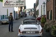 Winne (Damian Hardung) "borgt" sich ein Cabrio. Winne (Damian Hardung) "borgt" sich ein Cabrio.