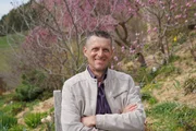 Der weitl&auml;ufige, naturbelassene Garten von Hannes Sailer in Greinbach liegt auf 900 m H&ouml;he. Auf 8000 m2 verbindet der Landwirt eine intuitive Gestaltung mit &ouml;kologischer Kreislaufwirtschaft, in der tierische D&uuml;ngemittel direkt eingesetzt werden. Vielfalt pr&auml;gt das Bild: Stauden, Geh&ouml;lze und seltene Tierrassen formen einen ruhigen, lebendigen Lebensraum.