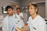 Eigentlich ist sich Ayla (Sila Sahin, hi.) sicher, dass sie mit Kaan (Sinan Al Kuri, li.) gl&uuml;cklich werden kann. Doch als sie im Krankenhaus Philip (J&ouml;rn Schl&ouml;nvoigt) sieht, merkt sie, dass sie immer noch Gef&uuml;hle f&uuml;r ihn hat.