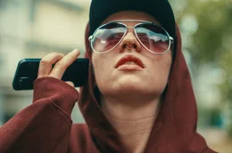 Ilama (Janne Pauline B&ouml;hm) ger&auml;t in einen Kleinstadt-Krimi mit dramatischen Verwechslungen und &uuml;berforderten Rentnerinnen.