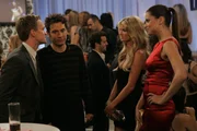 Von Barneys (Neil Patrick Harris, l.) sonst so losen Mundwerk ist nicht mehr viel zu h&ouml;ren. Auf einer Party von Victoria's Secrets redet er angesichts der tollen Models Marisa Miller (2.v.l.) und Adriana Lima (l.) nur noch dummes Zeug. Ted (Josh Radnor, 2.v.r.) kann es kaum glauben ...