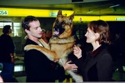 Lucia Amato (Maddalena Crippa, r.) nimmt am Flughafen von Kommissar Brandtner (Gedeon Burkhard, l.) und Rex Abschied. Lucia Amato (Maddalena Crippa, r.) nimmt am Flughafen von Kommissar Brandtner (Gedeon Burkhard, l.) und Rex Abschied.