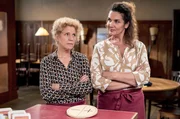 Im „Löwen“ stimmt die Kasse nicht, und Bea (Christiane Brammer, li.) macht Monique (Anne von Linstow) den Vorwurf, bei der Abrechnung zu schludern. Im „Löwen“ stimmt die Kasse nicht, und Bea (Christiane Brammer, li.) macht Monique (Anne von Linstow) den Vorwurf, bei der Abrechnung zu schludern.
