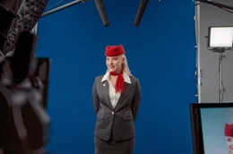 Marie (Sarah Goebel) nimmt den Werbespot auf: Sie hofft, endlich viral zu gehen.