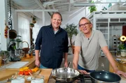 Heute geht es bei Björn Freitag (l) um Pasta, Bella Italia und La Dolce Vita. Zu Gast ist sein langjähriger Freund und Kollege Frank Buchholz, der einen italienischen Stiefvater hat. Heute geht es bei Björn Freitag (l) um Pasta, Bella Italia und La Dolce Vita. Zu Gast ist sein langjähriger Freund und Kollege Frank Buchholz, der einen italienischen Stiefvater hat.