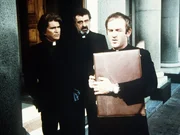 Rat suchend wendet sich Pater Charley (John Pleshette, r.) an Jonathan (Michael Landon, l.) und Mark (Victor French, M.), denn er wei&szlig; nicht wohin mit dem Koffer voller Geld.