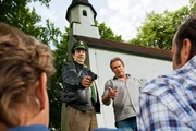 Hubert (Christian Tramitz, 2. von rechts) und Staller (Helmfried von Lüttichau, 2. von links) können Waldemar Szczypiorski (Maximilian Laprell, links) und Alfred Roth (Anton Algrang) als Täter überführen. Hubert (Christian Tramitz, 2. von rechts) und Staller (Helmfried von Lüttichau, 2. von links) können Waldemar Szczypiorski (Maximilian Laprell, links) und Alfred Roth (Anton Algrang) als Täter überführen.