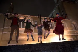 Fr&ouml;hliches Stelldichein zu nachschlafener Zeit, l-r: Lin-Manuel Miranda als Jack, Pixie Davies als Annabel, Joel Dawson als Georgie, Nathanael Saleh als John, Emily Blunt als Mary Poppins