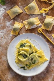 Selbstgemachte Ravioli mit frischem Blattgem&uuml;se.